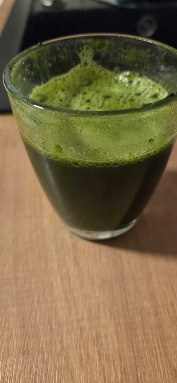 Bild_Bewertung_Benny - Das Pulver löst sich gut auf, schmeckt pur etwas „grün“, aber mit Saft oder im Smoothie absolut besser. Verträglichkeit super, keine Probleme. Für den Preis eine gute Möglichkeit, schnell mehr Nährstoffe reinzubekommen.