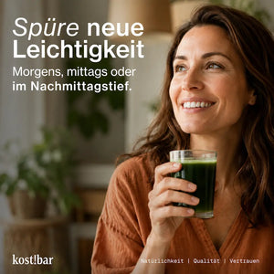 Frau genießt einen grünen Drink aus kost!bar Bio Greens Pulver, dem Bio-Grassaftpulver für die tägliche grüne Routine.