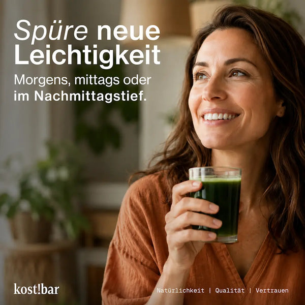 Frau genießt einen grünen Drink aus kost!bar Bio Greens Pulver, dem Bio-Grassaftpulver für die tägliche grüne Routine.