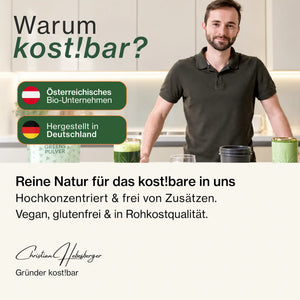Christian Hebesberger, Gründer von kost!bar, in der Küche mit Bio Greens Pulver. Frei von jeglichen Zusätzen.