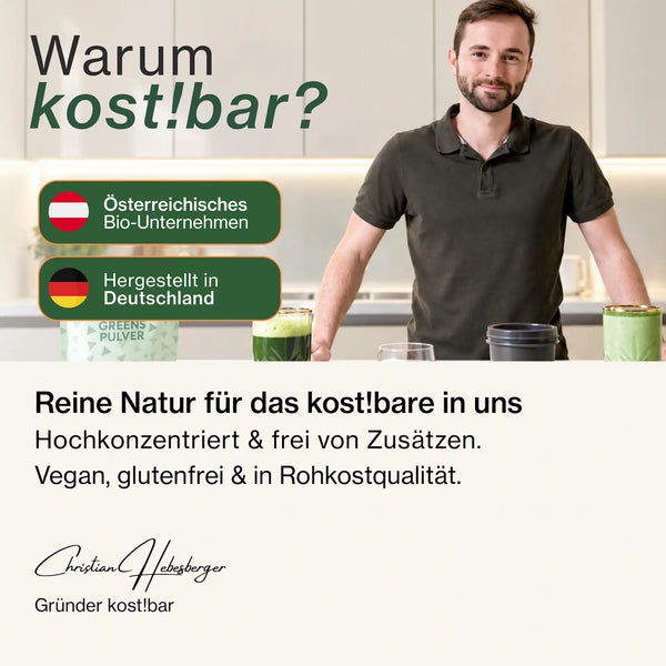 Christian Hebesberger, Gründer von kost!bar, in der Küche mit Bio Greens Pulver. Frei von jeglichen Zusätzen.